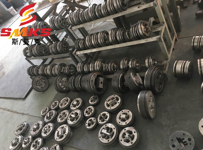 擠壓研磨機(jī)交機(jī)現(xiàn)場