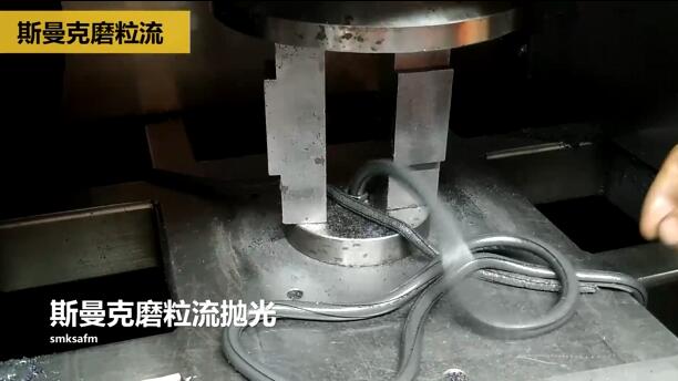 1.5米長銅管<a href='http://www.xingqiuwz.cn' target='_blank'><u>內(nèi)孔拋光</u></a>，斯曼克磨粒流很強勁！